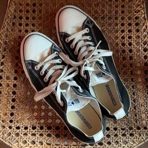 Black converse all star tennis shoes